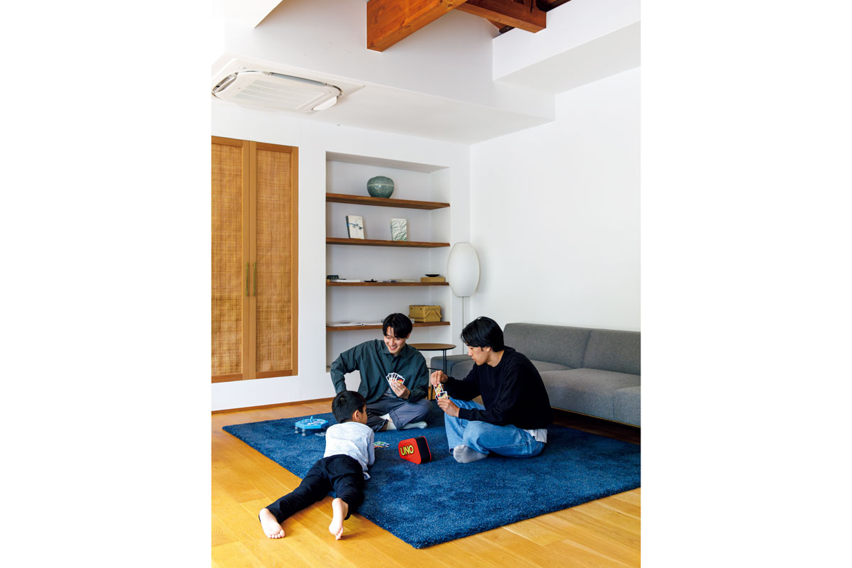 リビングでカードゲームをする人々