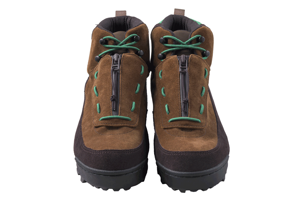 〈イズネス〉 × 〈スイコック〉のシューズ