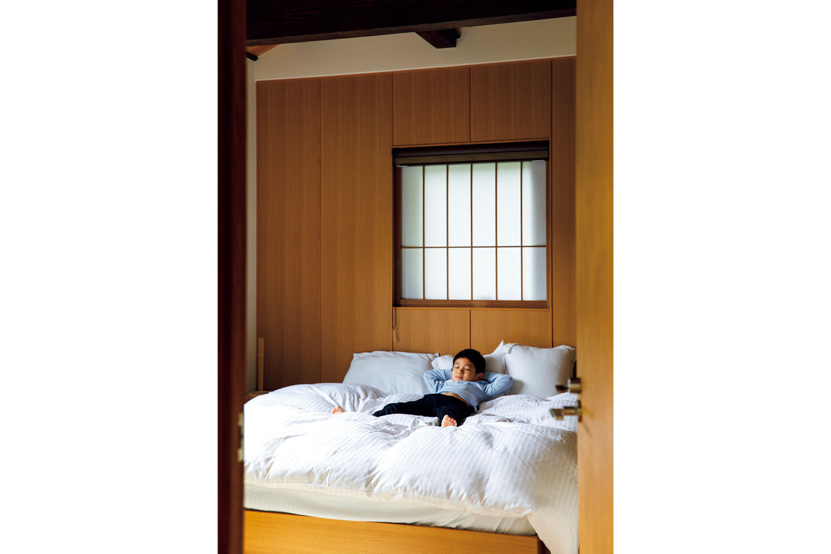 ベッドでくつろぐ少年