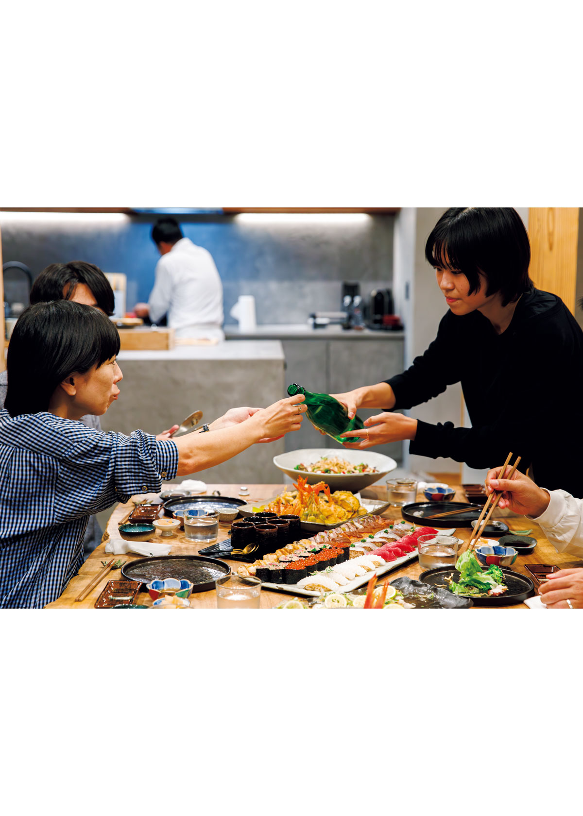 女性が日本酒を注ぐ様子