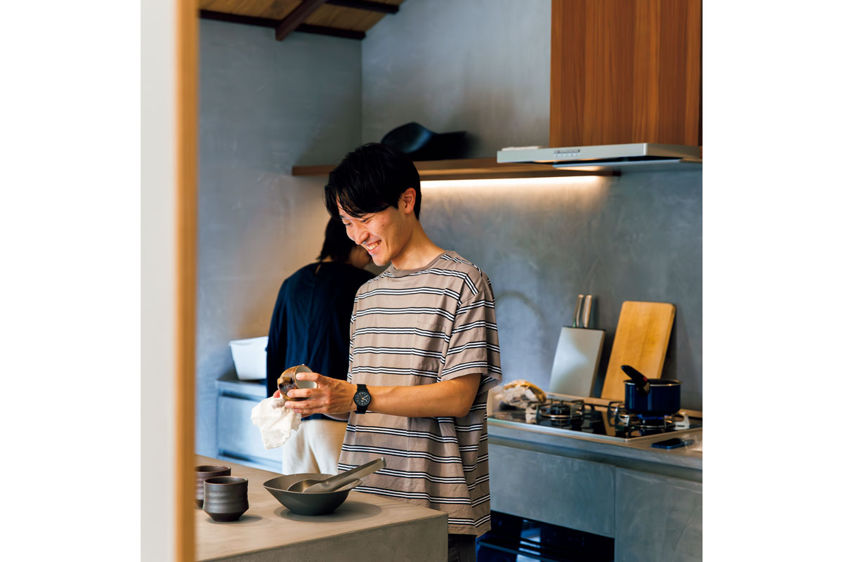 キッチンで朝食の支度をする男性