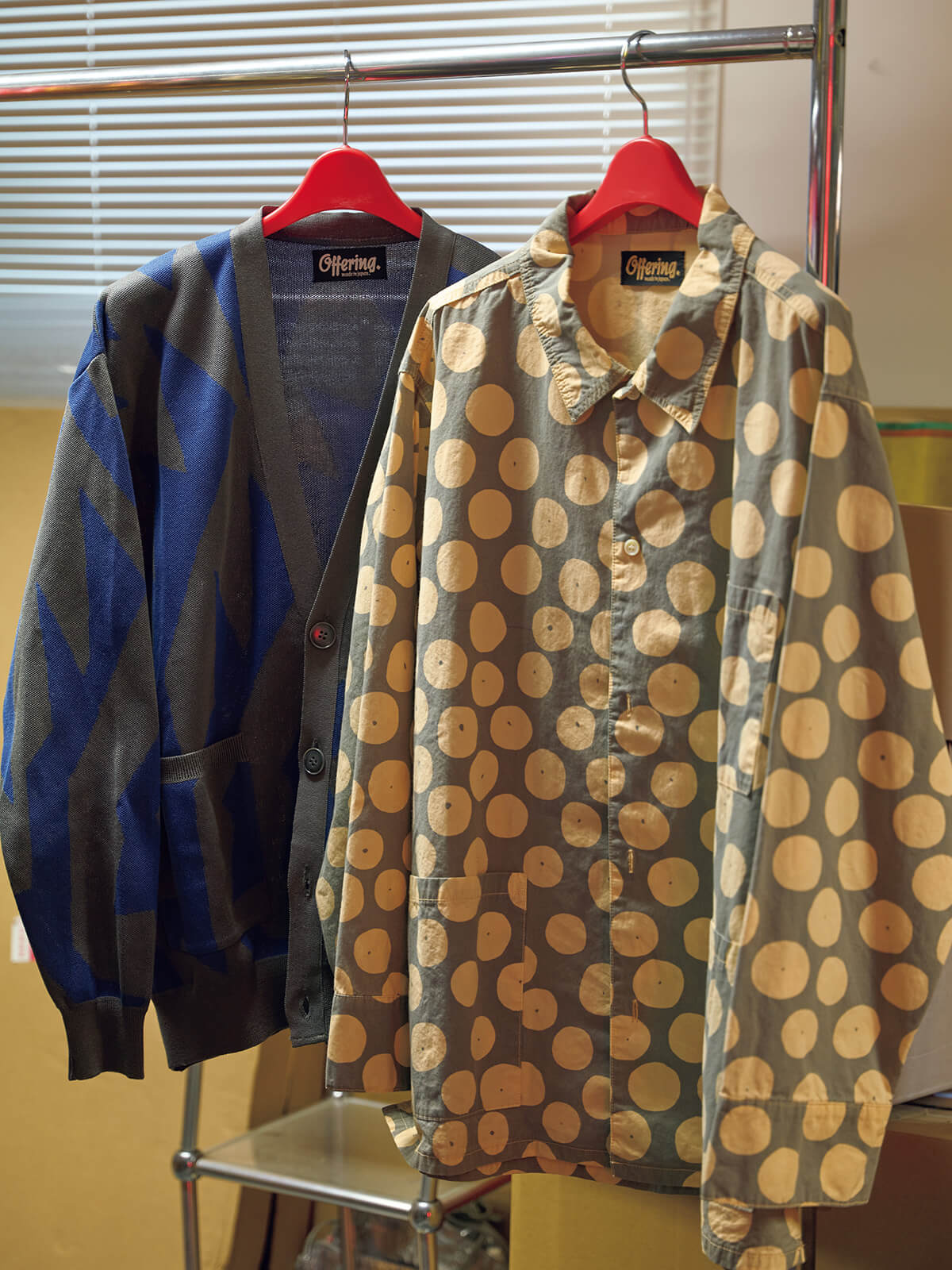 /〈OFFERING〉のジャケットとカーディガン