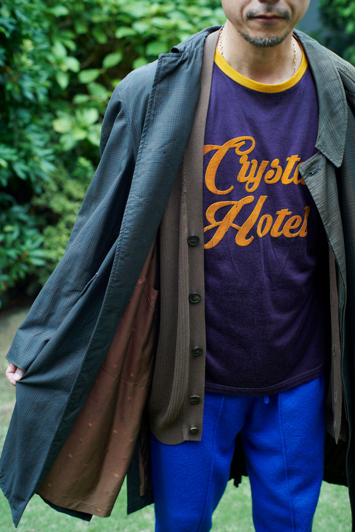 Maison Margielaのコートにカーディガンをレイヤード。