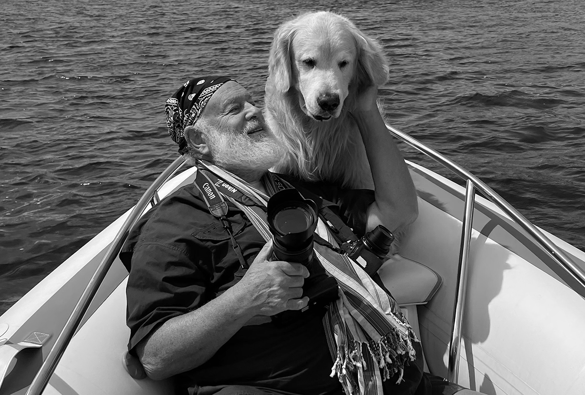写真家のブルース・ウェーバーと犬