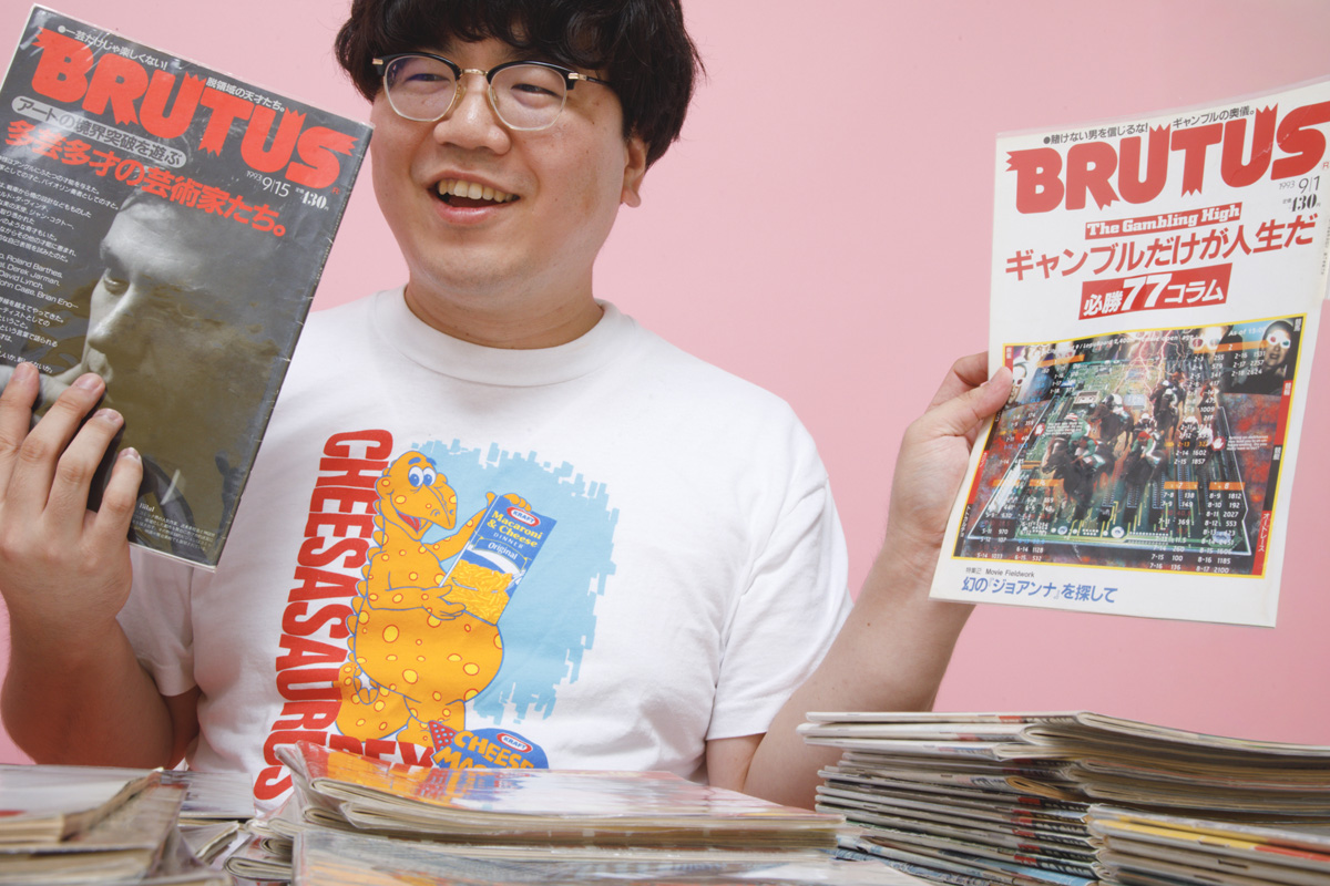 雑誌『BRUTUS』を持つ佐伯ポインティ