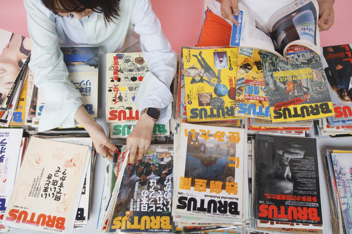 テーブルに並べられた90年代の雑誌『BRUTUS』