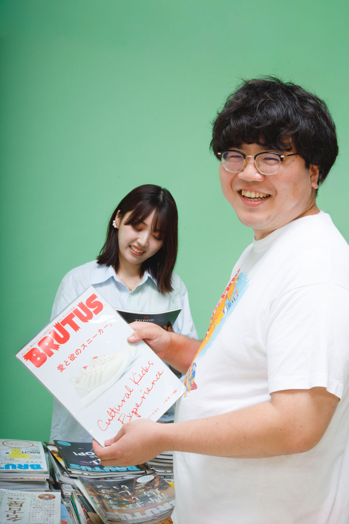 雑誌『BRUTUS』を持つ佐伯ポインティ