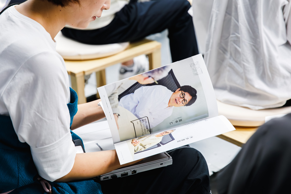 BRUTUS特別編集『JINS 田中仁を知っていますか？』を見る来場者