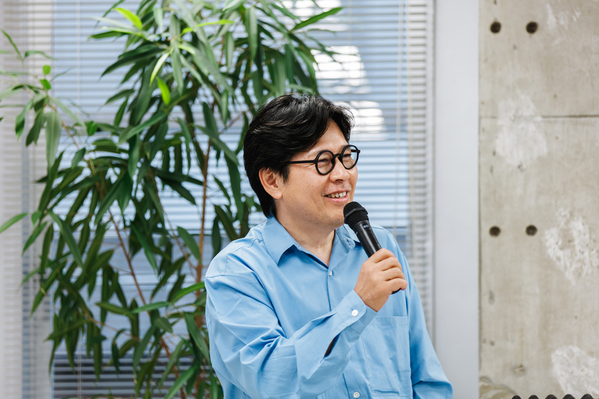 トークイベント中のJINSのCEO・田中さん