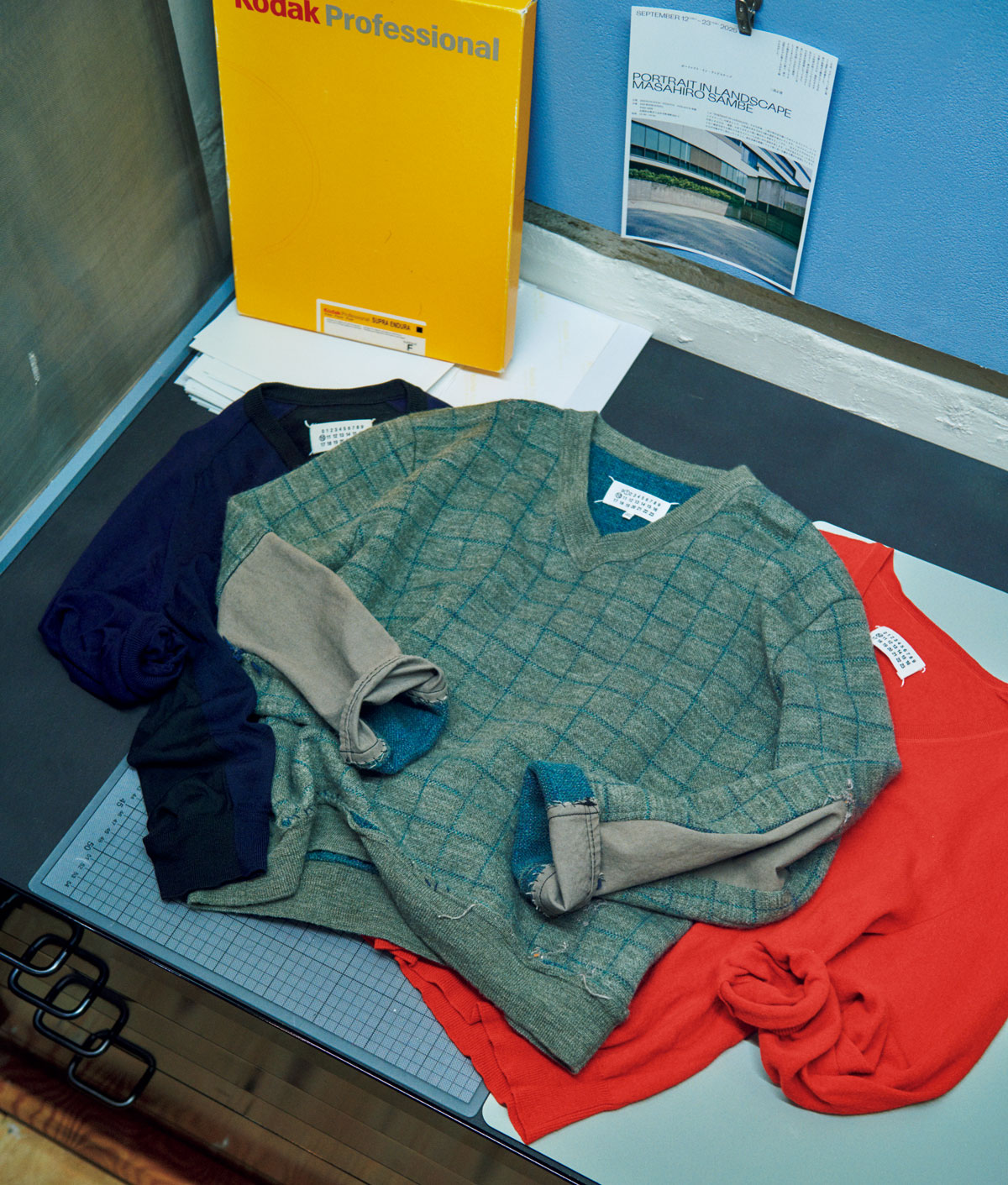 袖にパッチがあしらわれているウールのセーター(中央)、友人がプレゼントしてくれたセーター(左と右)