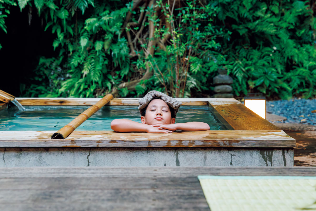 露天風呂に入っている少年