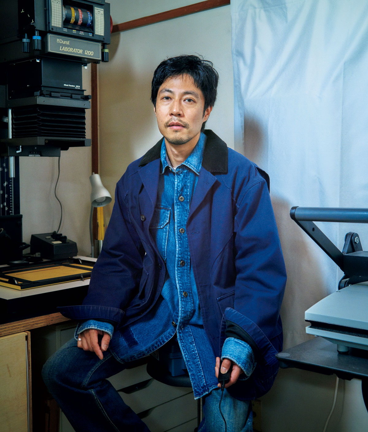 椅子に座っている三部正博さん