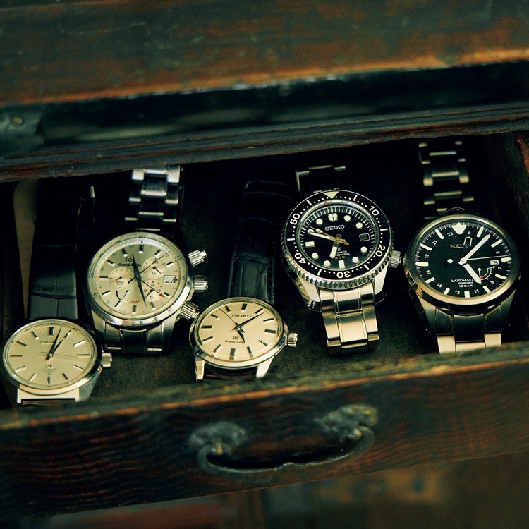 李朝箪笥に並ぶ時計