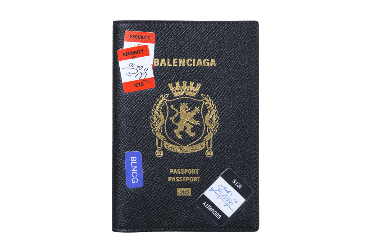 〈バレンシアガ〉のパスポートケース