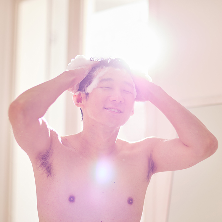 シャンプー中のロングコートダディ堂前透さん