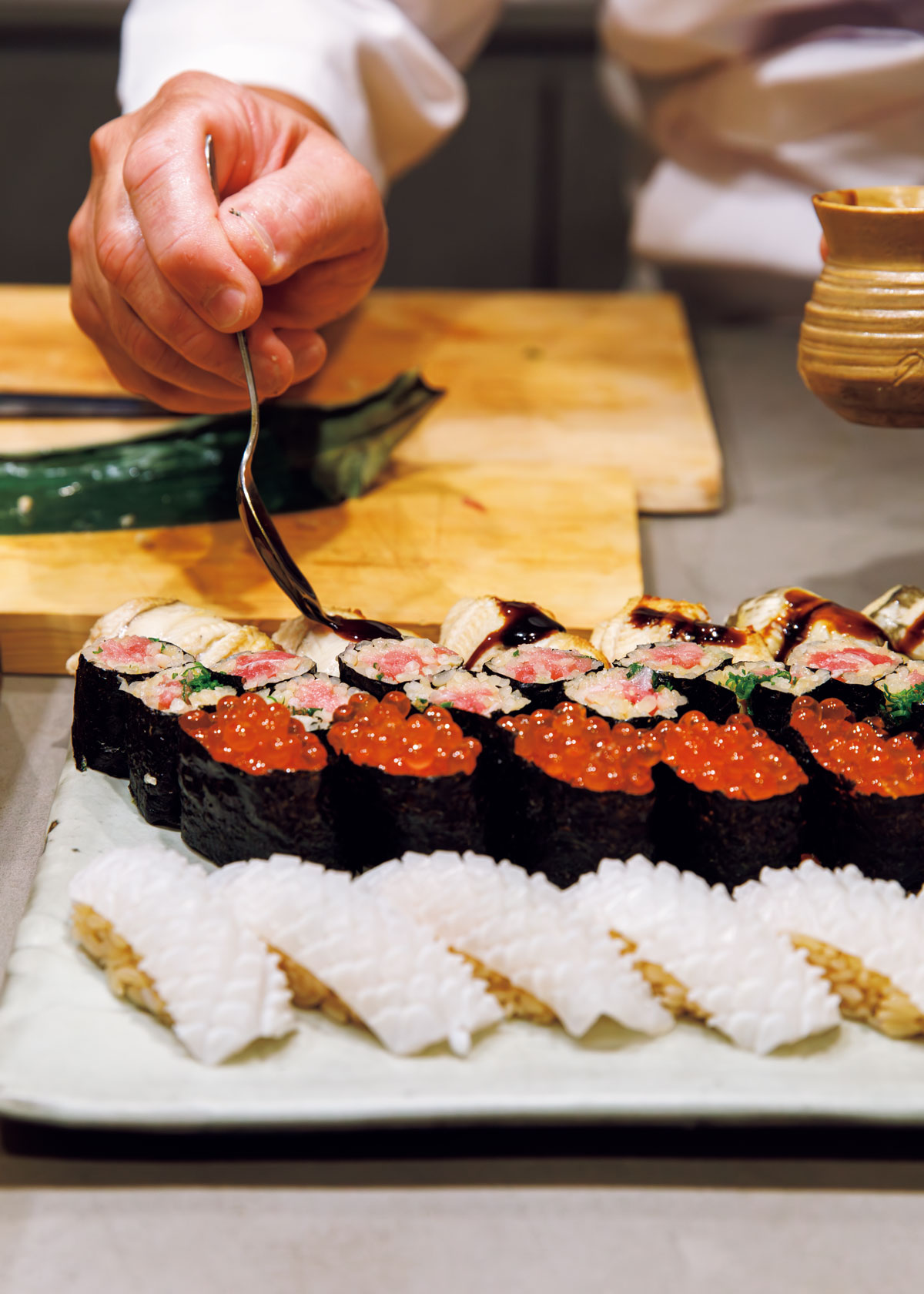 寿司を盛り付ける様子