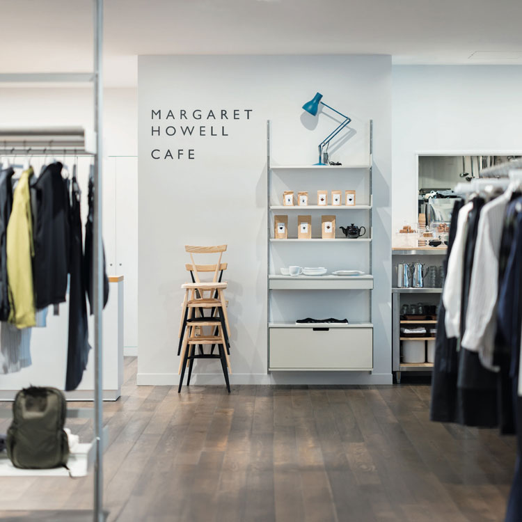 マーガレット・ハウエル ショップ & カフェ ニュウマン高輪の店内