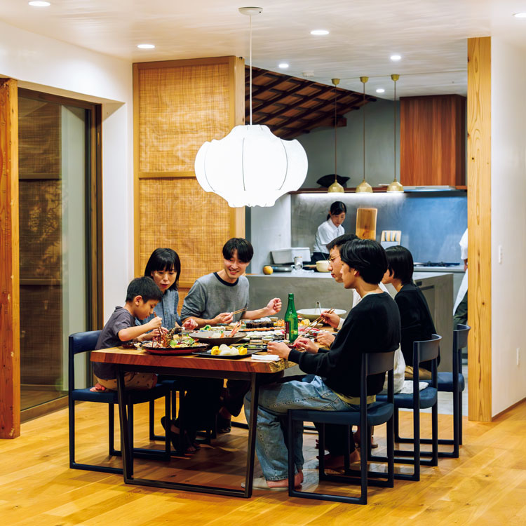 ダイニングで夕食を囲む人々