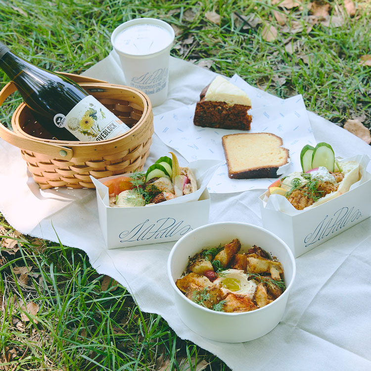 芝生の上に並べられた料理