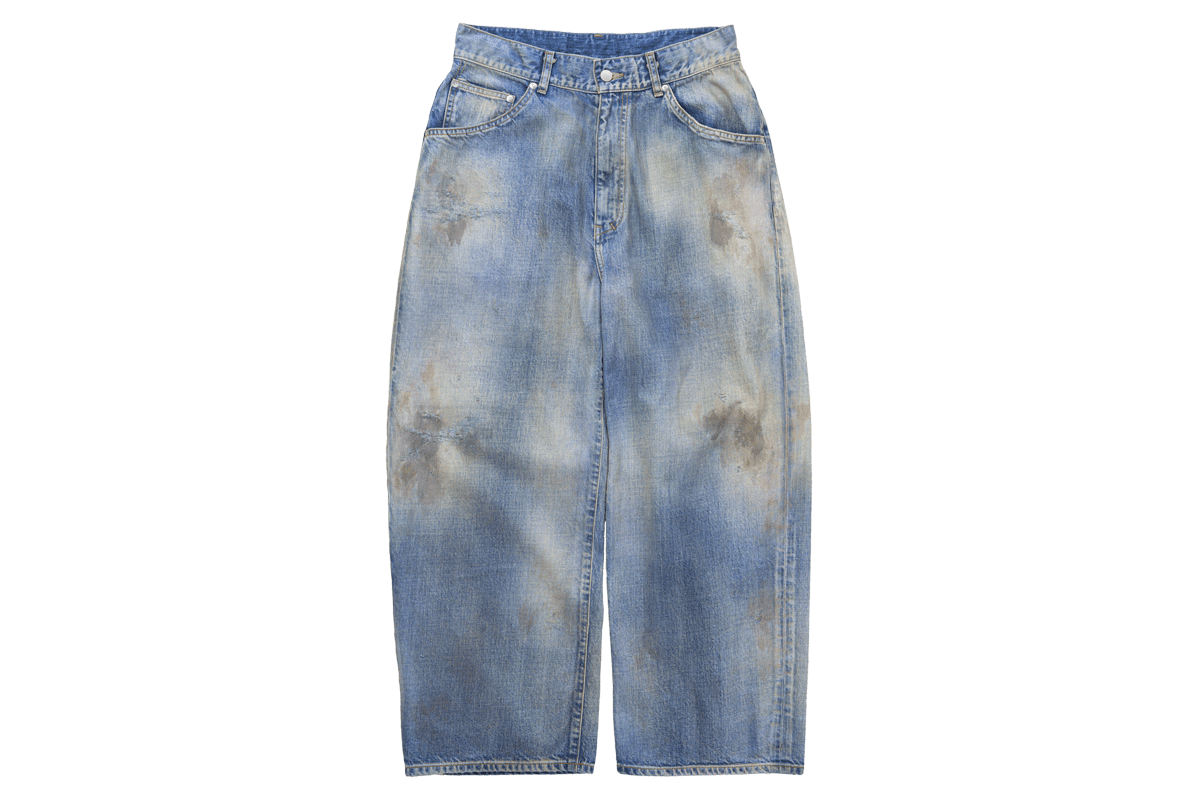 〈アンセルム〉のデニムパンツ