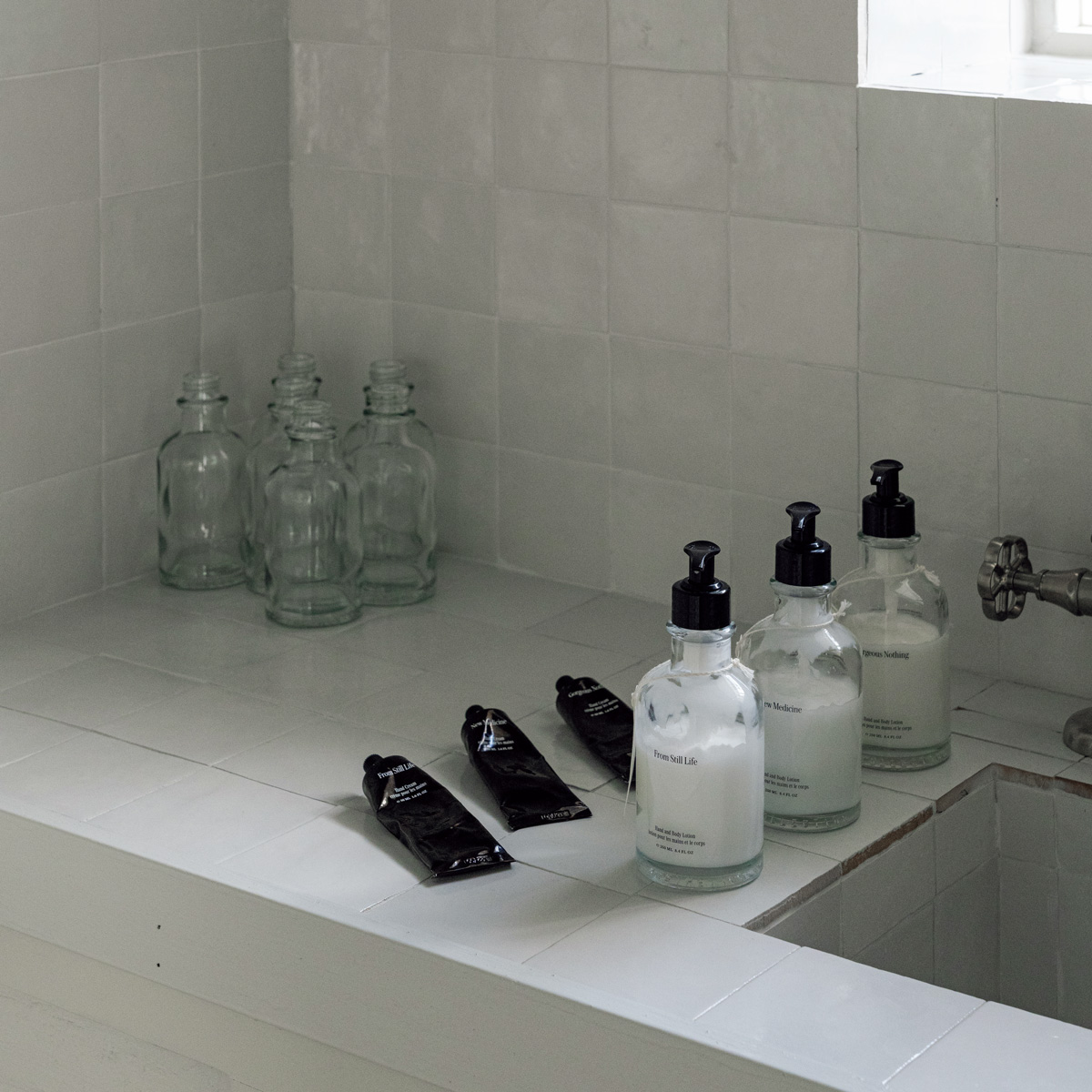 アートと共に並ぶSUJIPMIHAK のプロダクト