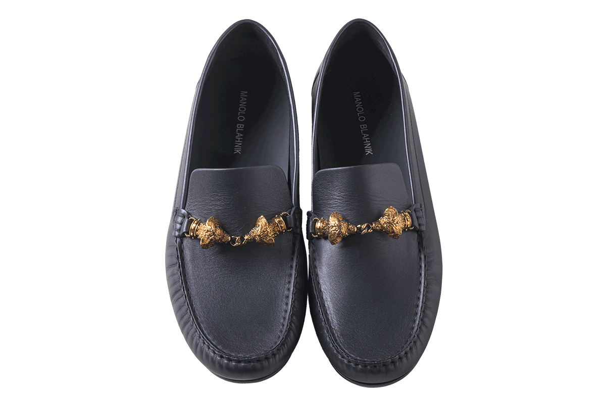 〈マノロ ブラニク〉のドライビングシューズ