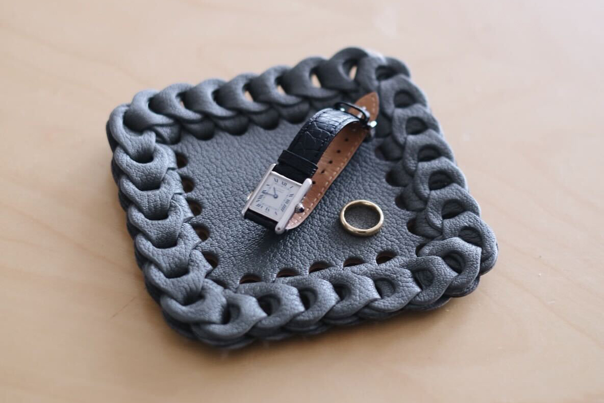 〈ECW SHOTO〉別注の〈イルミーチョ〉のレザートレイ