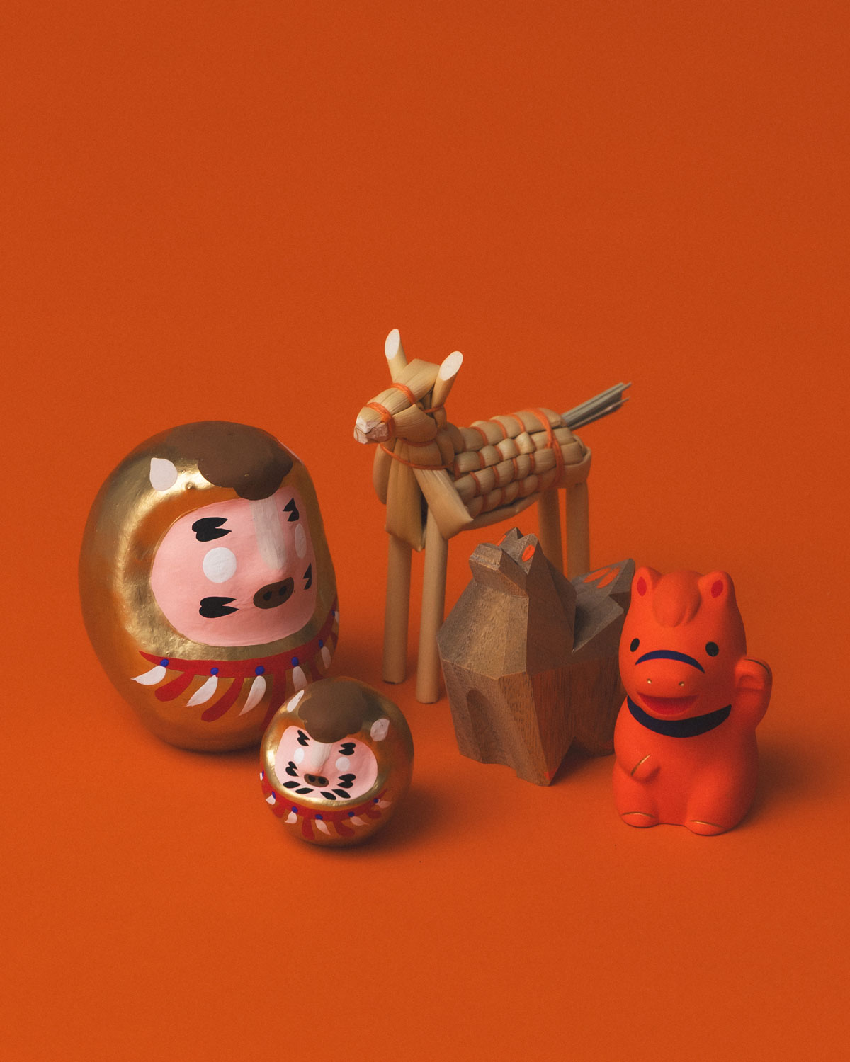 〈白河だるま総本舗〉×〈BEAMS JAPAN〉「干支ダルマ小」（左奥）、〈白河だるま総本舗〉×〈BEAMS JAPAN〉「干支ダルマ豆」（左手前）、〈きびがら工房〉×〈BEAMS JAPAN〉「きびがら細工『午』」（中央奥）、〈伊勢一刀彫〉×〈BEAMS JAPAN 〉「⚫️⚫️⚫️」（中央手前）、〈中外陶園〉×〈BEAMS JAPAN〉「干支人形 橙『午』」（右）