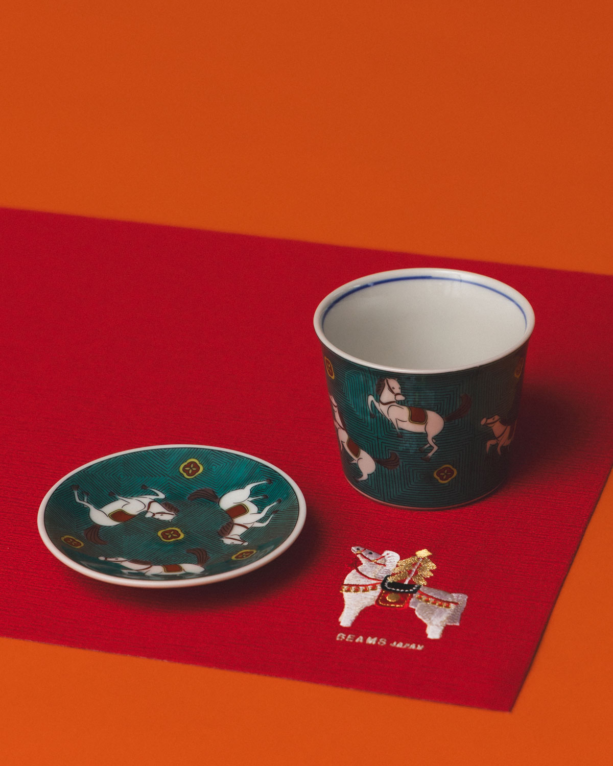 〈青郊窯〉×〈BEAMS JAPAN〉「干支 豆皿 午」（左）、〈青郊窯〉×〈BEAMS JAPAN〉「干支 そば猪口 午」（右）、〈BEAMS JAPAN〉「祝馬 ランチョンマット」（下）