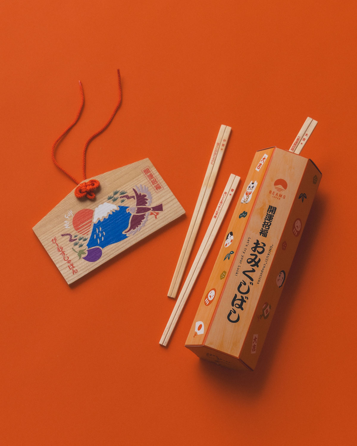 〈BEAMS JAPAN〉「一富士二鷹三茄子 絵馬」（左）、〈川上商店〉× 〈BEAMS JAPAN〉「おみくじ箸 25膳入」（右）