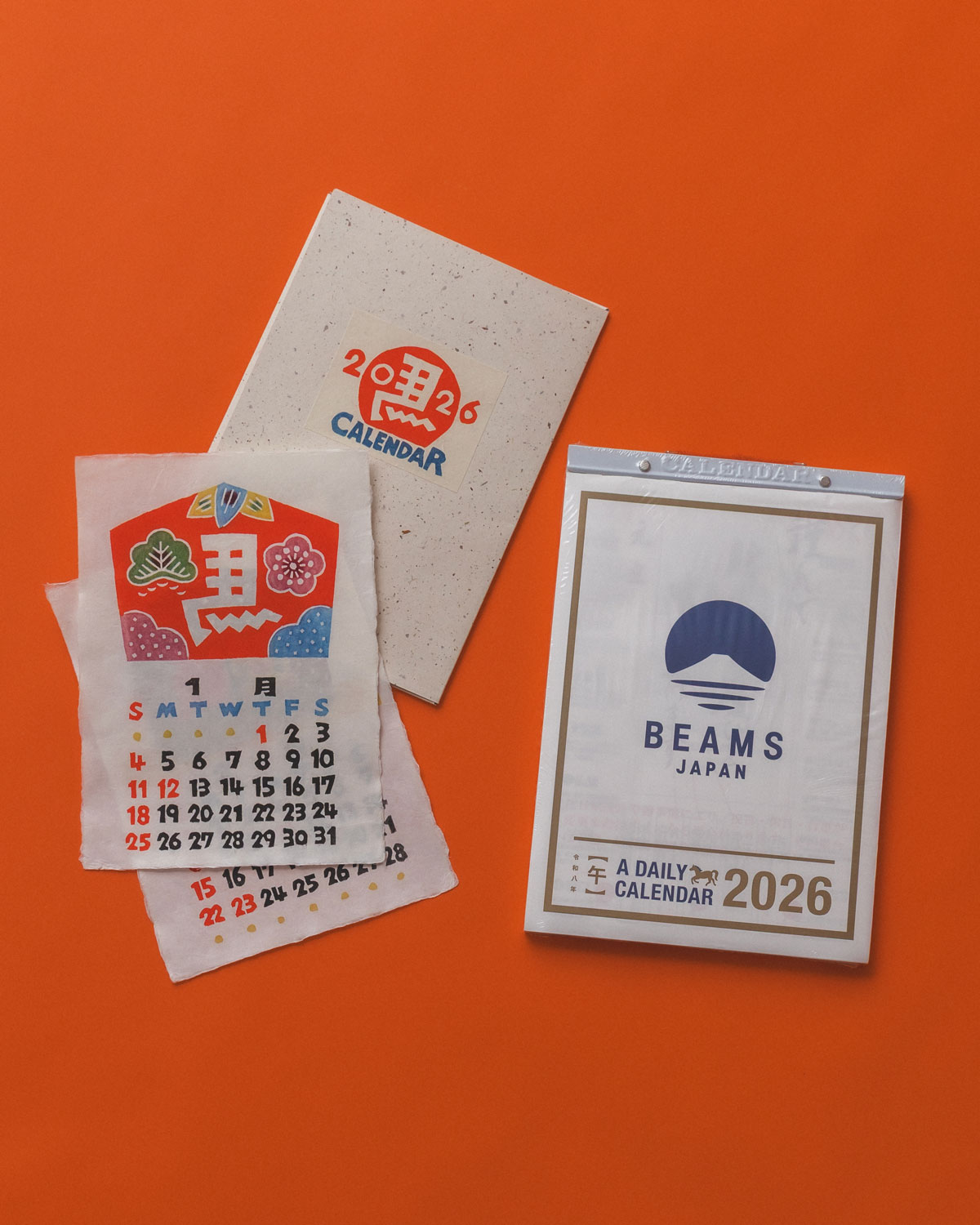 〈小田中耕一〉「型染カレンダー」（左）、〈新日本カレンダー〉×〈BEAMS JAPAN〉「日めくり カレンダー」（右）