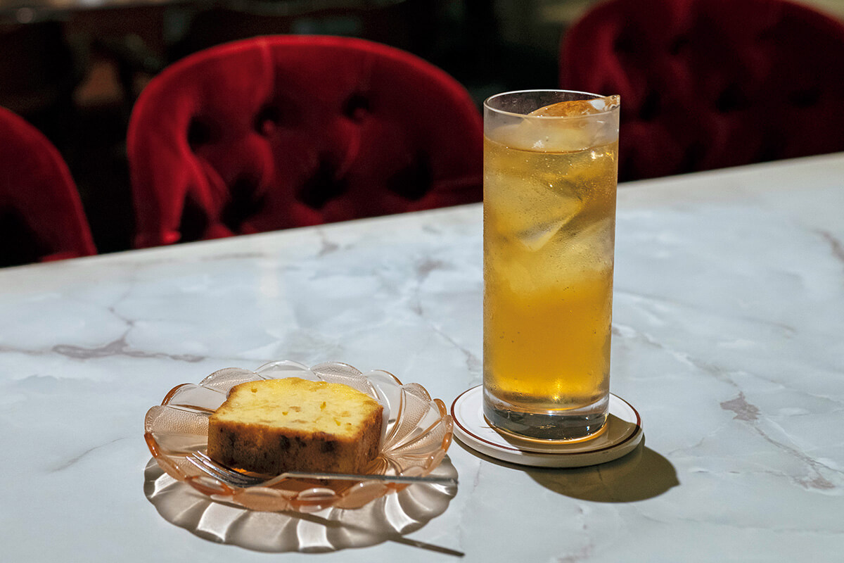 京都〈深夜喫茶/ホール 多聞〉コーヒーウォッカのトニック割り、レモンパウンドケーキ