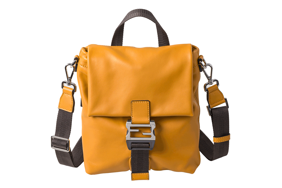 〈フェンディ〉のバッグ