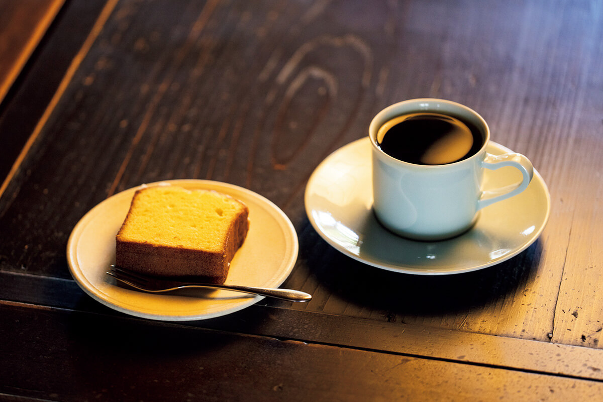 京都〈IWASHI COFFEE〉中深煎りブラジル、パウンドケーキ