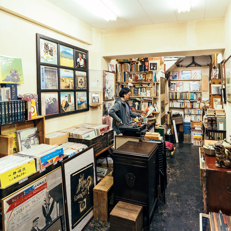 ブックブー店頭に立つ菊原清史さん