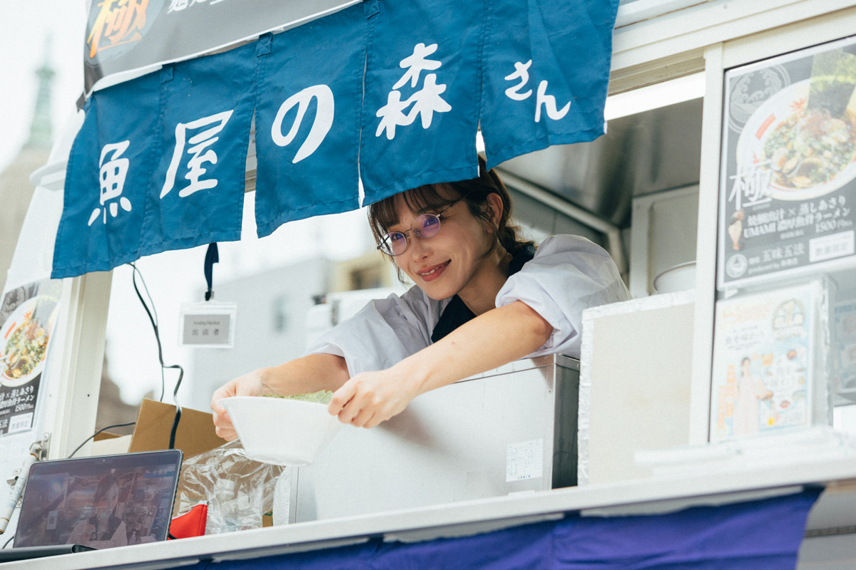 魚屋・森さんの森朝奈さん