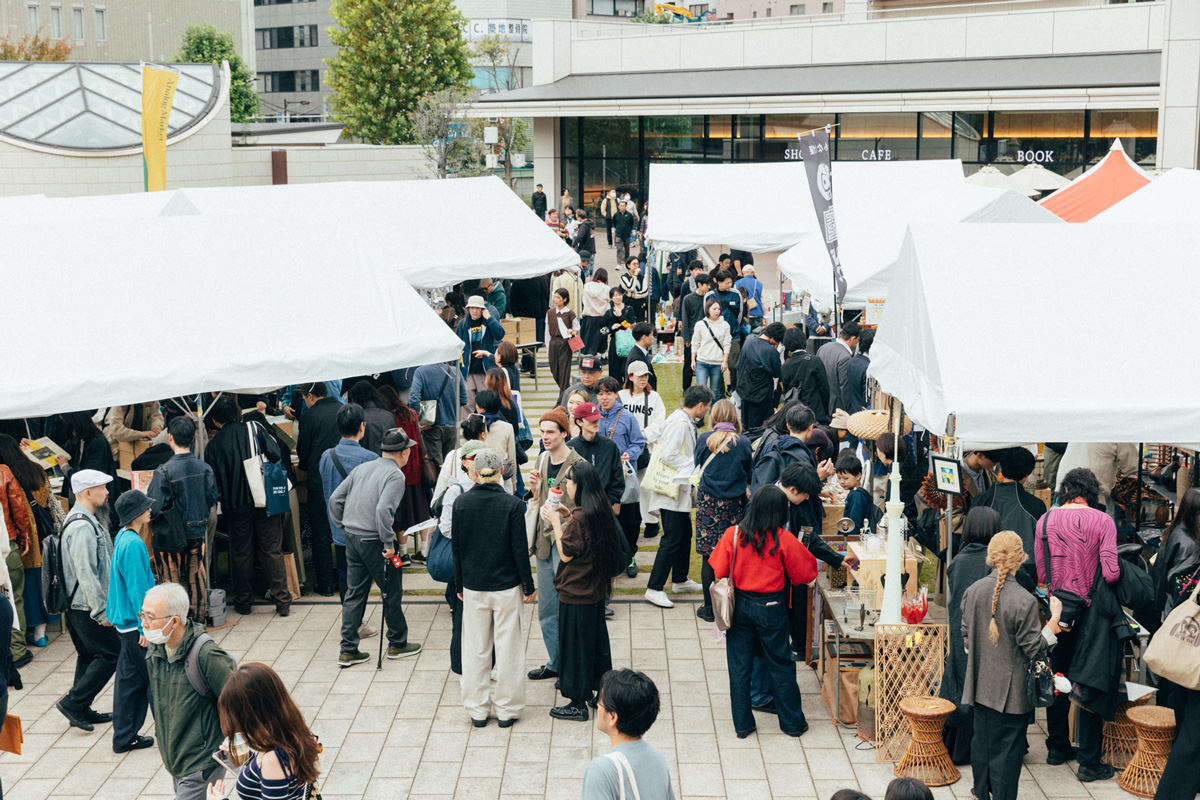 境内に設置された屋外マーケット