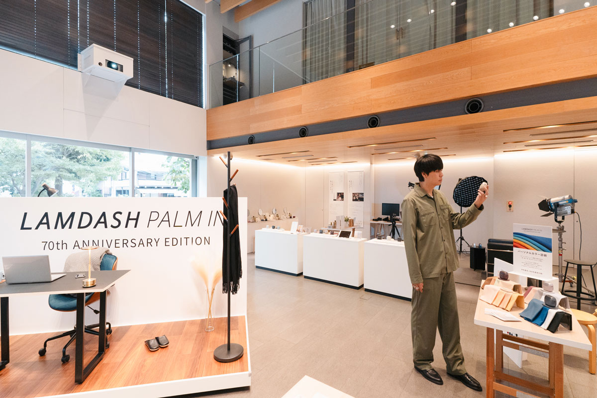 ラムダッシュを手に取る越智康貴