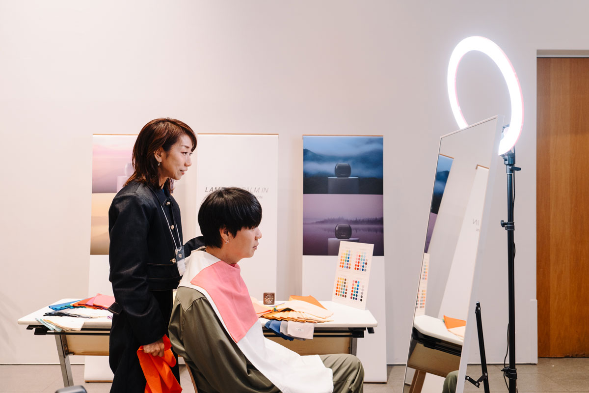 パーソナルカラー診断を受ける越智康貴