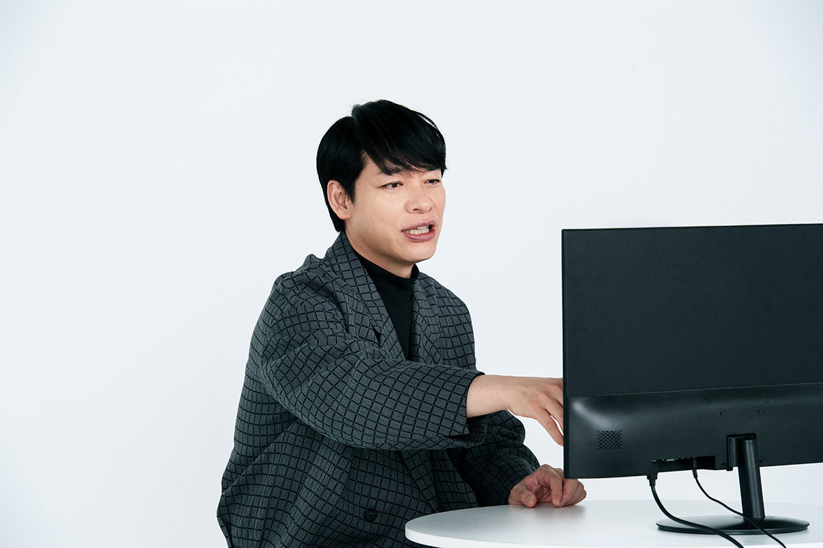 モニターを見ながら話す川島明