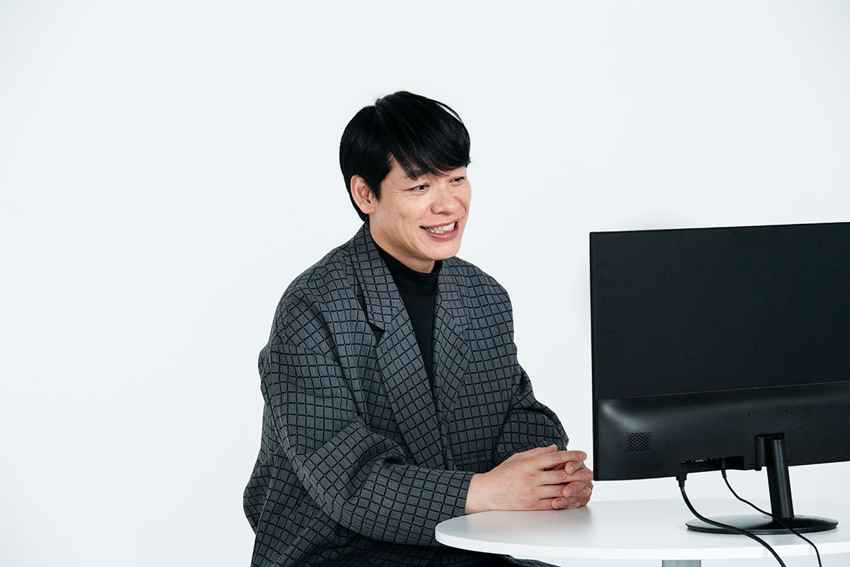 モニターを見ながら話す川島明