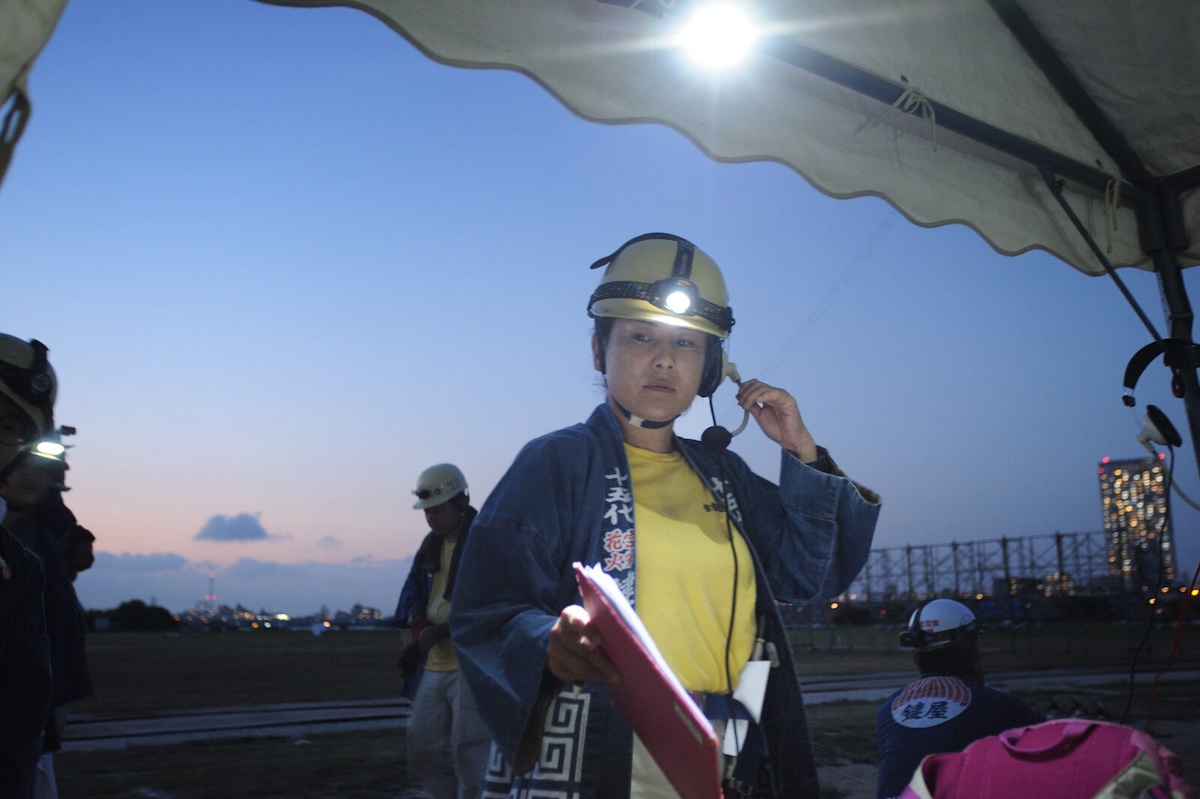 花火打ち上げの準備に臨む「宗家花火鍵屋15代目」天野安喜子さん