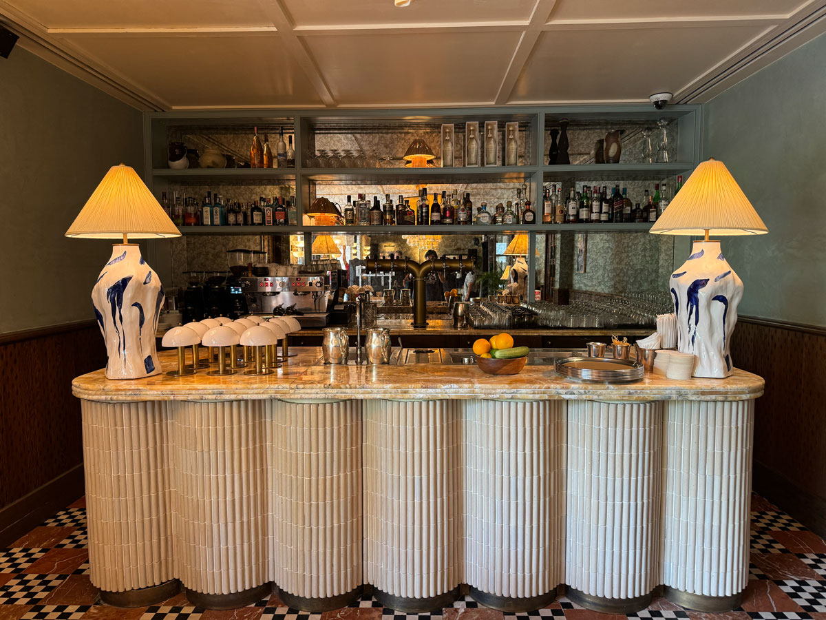 〈SOHO HOUSE BANGKOK〉のバーカウンター