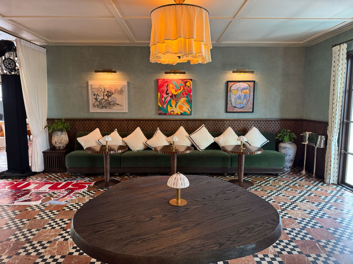 〈SOHO HOUSE BANGKOK〉のゆったりとしたラウンジスペース