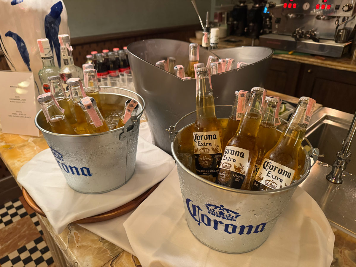 バーカウンターで振舞われたコロナビール