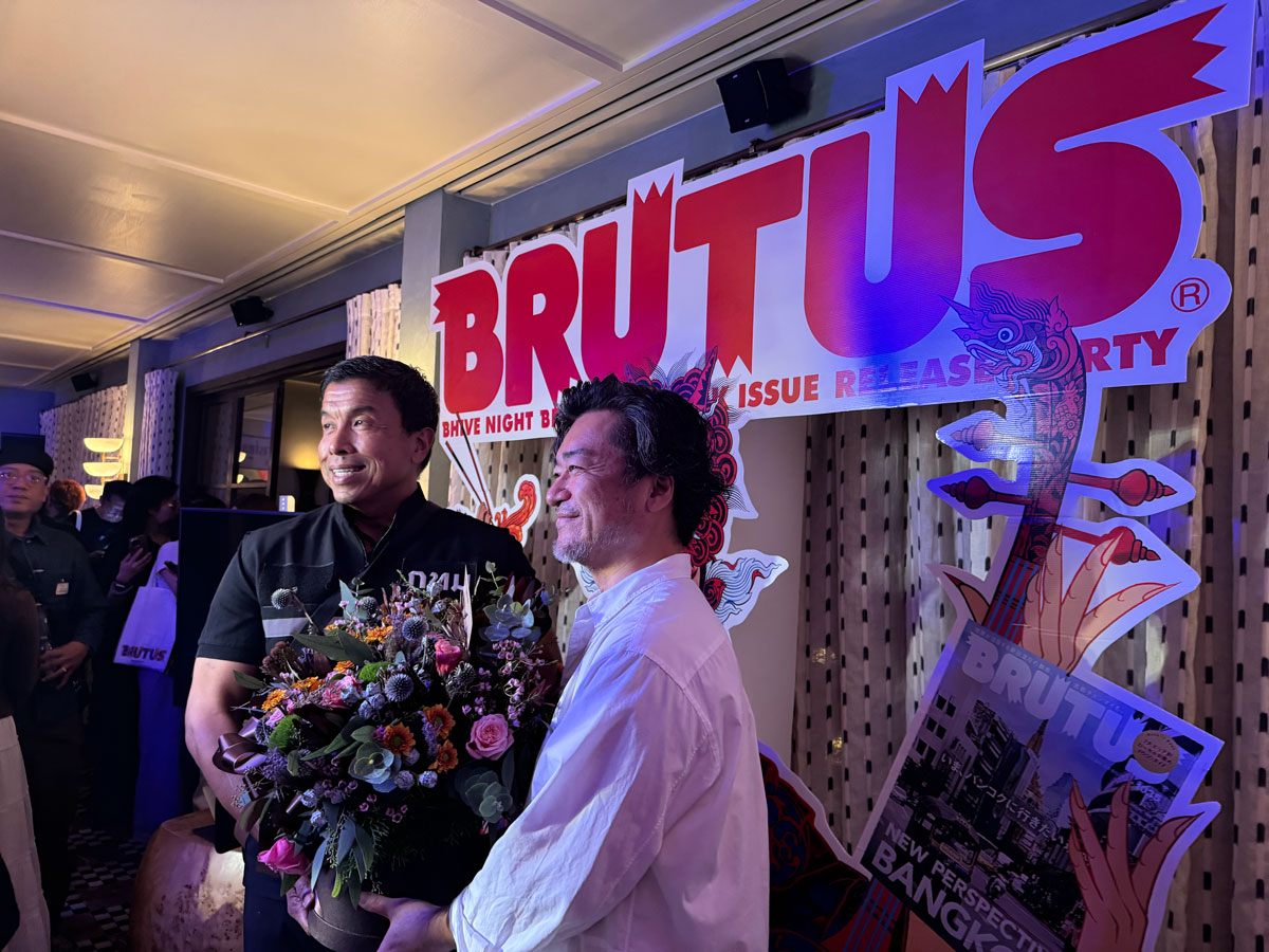 チャッチャート・バンコク都知事に花を贈る田島編集長