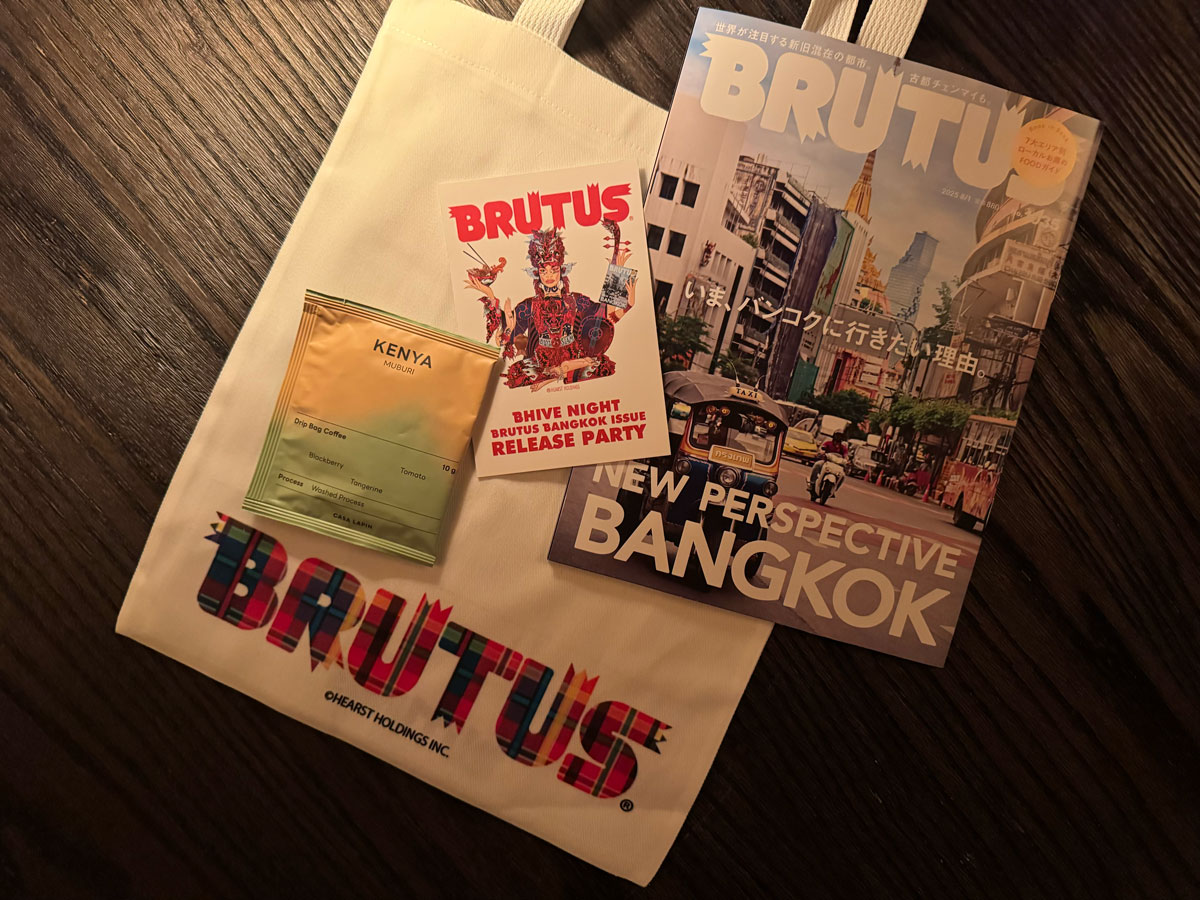 配られたギフトセット。BRUTUS本誌にポストカード、カフェ〈Casa Lapin〉のコーヒードリップバッグが特製トートに。