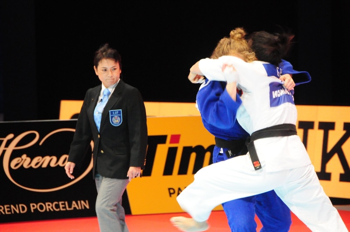 世界柔道選手権大会で審判員を務める天野安喜子さん