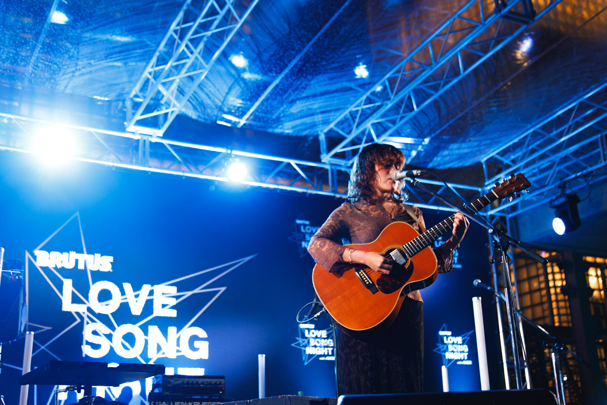 ステージ上で演奏を披露する優河さん
