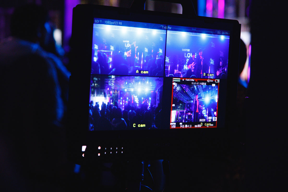 会場を撮影しているモニター